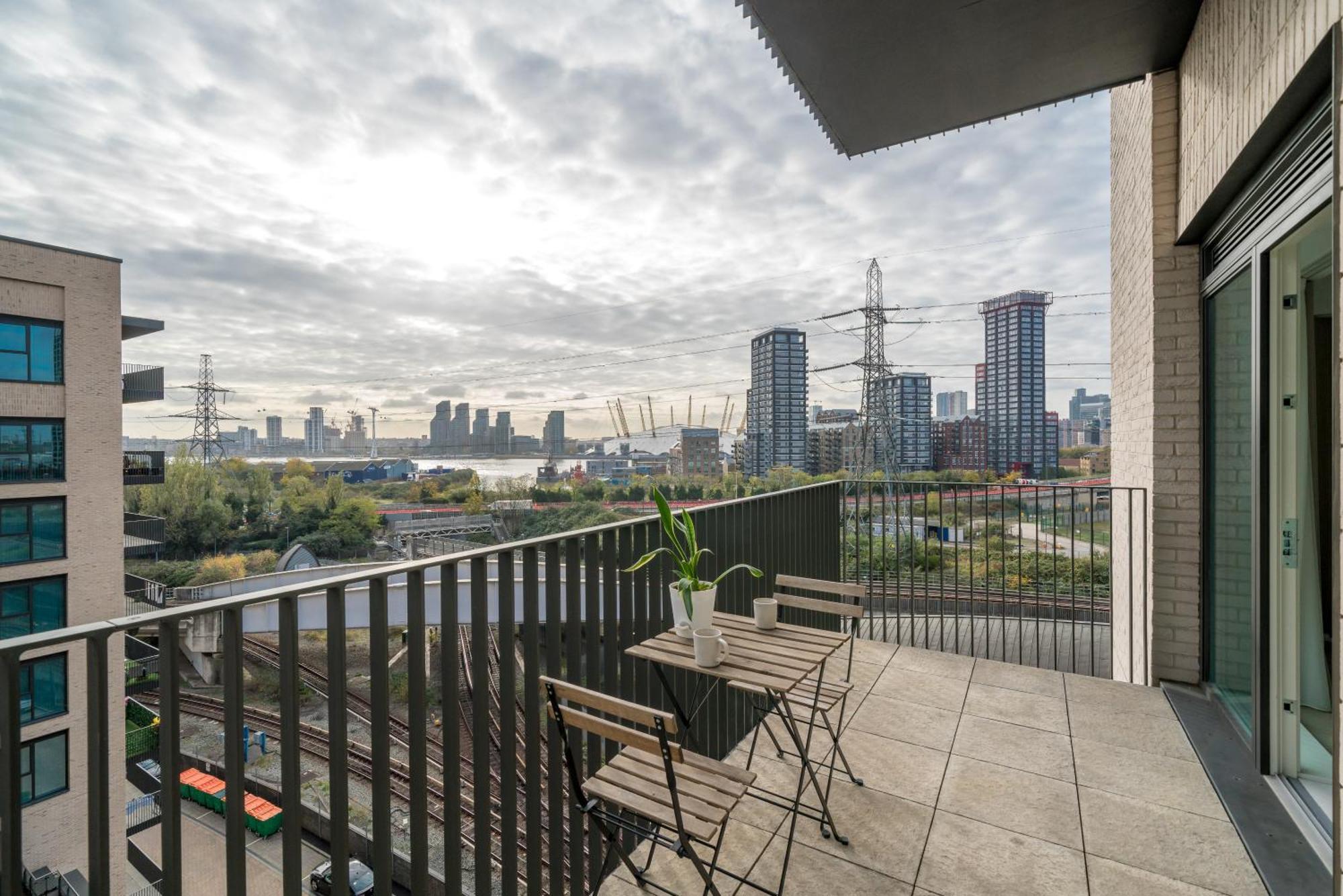 Waterview With Ultra Fast Wifi Close To Excel And O2, Corporates And Contractors Welcome *